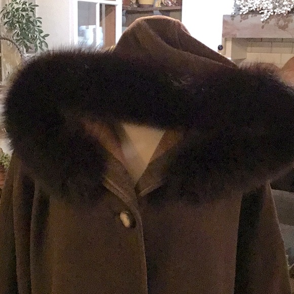 Vintage A.J.Ugent Wool Coat with a mink trimmed Hood - Picture 2 of 10